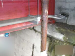 橋梁の既設排水装置の腐食、孔開きの写真