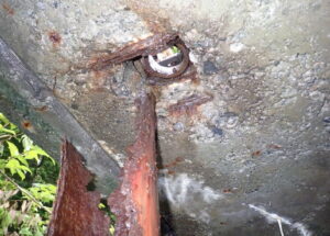 橋梁の既設排水装置の腐食、漏水、破損、伝い水の写真