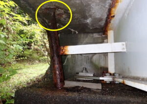 橋梁の既設排水装置の腐食、漏水、破損、伝い水の写真
