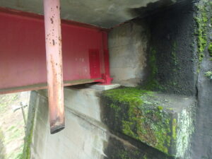 橋梁の既設排水装置の腐食の写真
