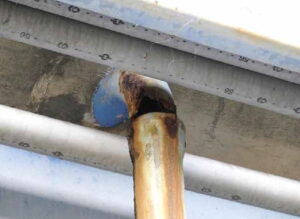 橋梁の既設排水装置の腐食、孔開きの写真