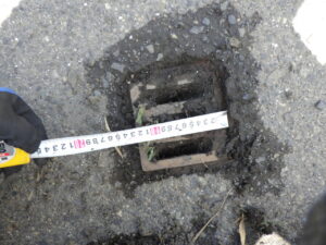 橋梁の既設排水桝の腐食、詰まりの写真