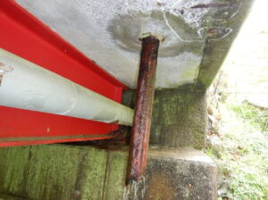 橋梁の既設排水装置の腐食、漏水、破損、伝い水の写真