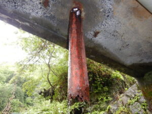 橋梁の既設排水装置の腐食、孔開きの写真