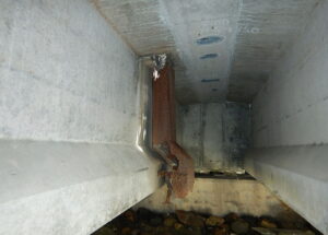 橋梁の既設排水装置の腐食、孔開きの写真