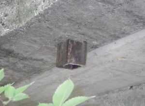 橋梁の既設排水装置の腐食の写真
