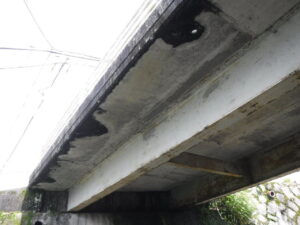橋梁の既設排水箇所からの漏水、伝い水の写真
