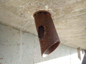 橋梁の既設排水装置の腐食、孔開きの写真