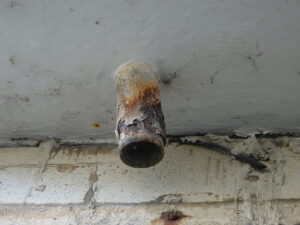 橋梁の既設排水装置の腐食、孔開きの写真