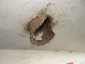 橋梁の既設排水装置の腐食、孔開きの写真