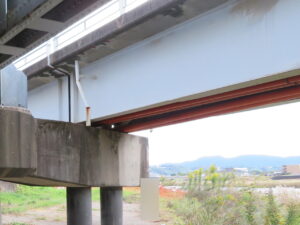 橋梁の既設排水装置の破損の写真