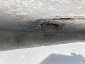 橋梁の既設排水装置の腐食、漏水、破損、伝い水の写真