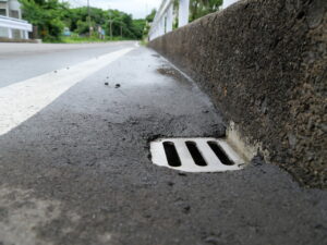 青森県 川瀬橋の補修工事にて設置したステンレス排水桝