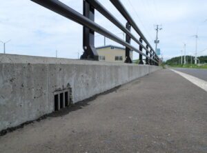 青森県の太田橋の補修工事にて設置した地覆横引ステンレス排水桝