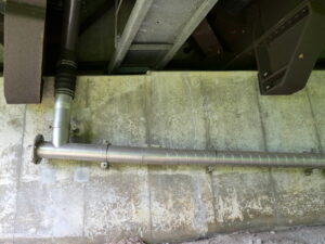 青森県の新後藤橋の補修工事にて設置した高気密ステンレス排水管