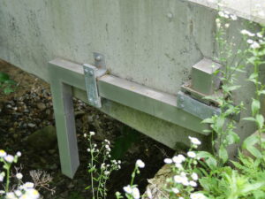 青森県の小川目橋の補修工事にて設置した地覆横引ステンレス排水桝