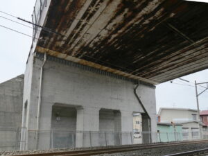 青森県の原別跨線道路橋の補修工事にて設置した高気密ステンレス排水管