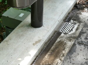 青森県の火箱沢2号橋の補修工事にて設置した地覆横引(貫通)ステンレス排水桝