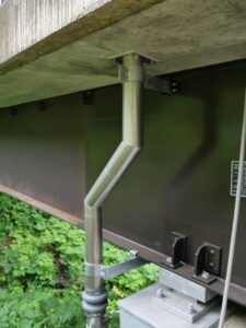 青森県の七家戸橋の補修工事にて設置した天板プレート排水装置