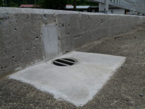 青森県の大川原橋の補修工事にて設置したステンレス排水桝(床版貫通管)