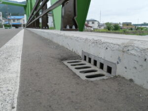 青森県の十六夜橋の補修工事にて設置したステンレス排水桝