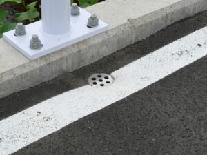 青森県の碇沢川橋の補修工事にて設置した（床版貫通管）ステンレス排水桝