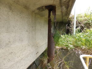 引座橋の腐食した既設管