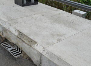 青森県の引座橋の補修工事にて設置したステンレス排水桝