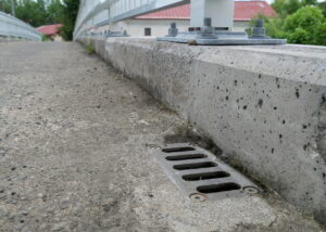 青森県の新楢ノ木橋の補修工事にて設置したステンレス排水装置