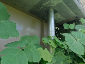 青森県の土口橋の補修工事にて設置した天板プレート一体型排水装置