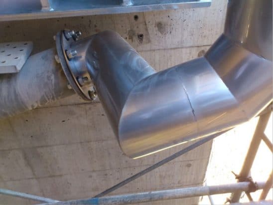 高気密ステンレス排水管と鋼管をフランジ使用し接続した例