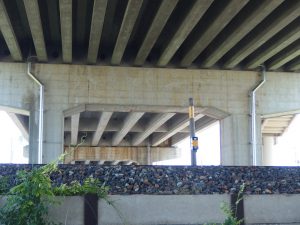 跨線橋へ橋梁用排水管を設置例