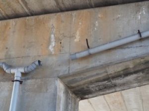 橋梁用排水管で塩ビ管の損傷例（横）