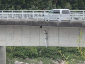 橋梁用排水管で塩ビ管の損傷例（垂れ流し）