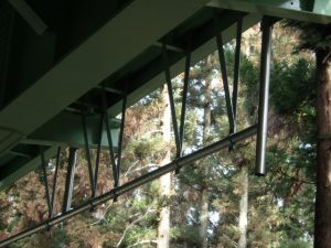 橋梁用排水管のφ100で吊り金具で設置例