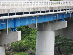 橋梁用排水管のφ200垂れ流し管例