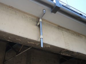 橋梁用排水管のφ100設置例