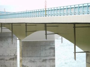 海上の橋梁用排水管